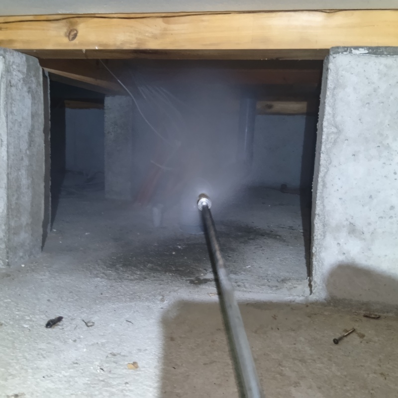 地面に防蟻剤を散布