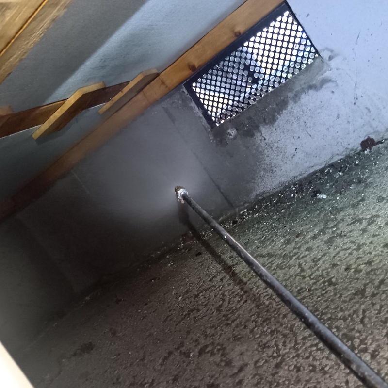 基礎に防蟻剤を散布