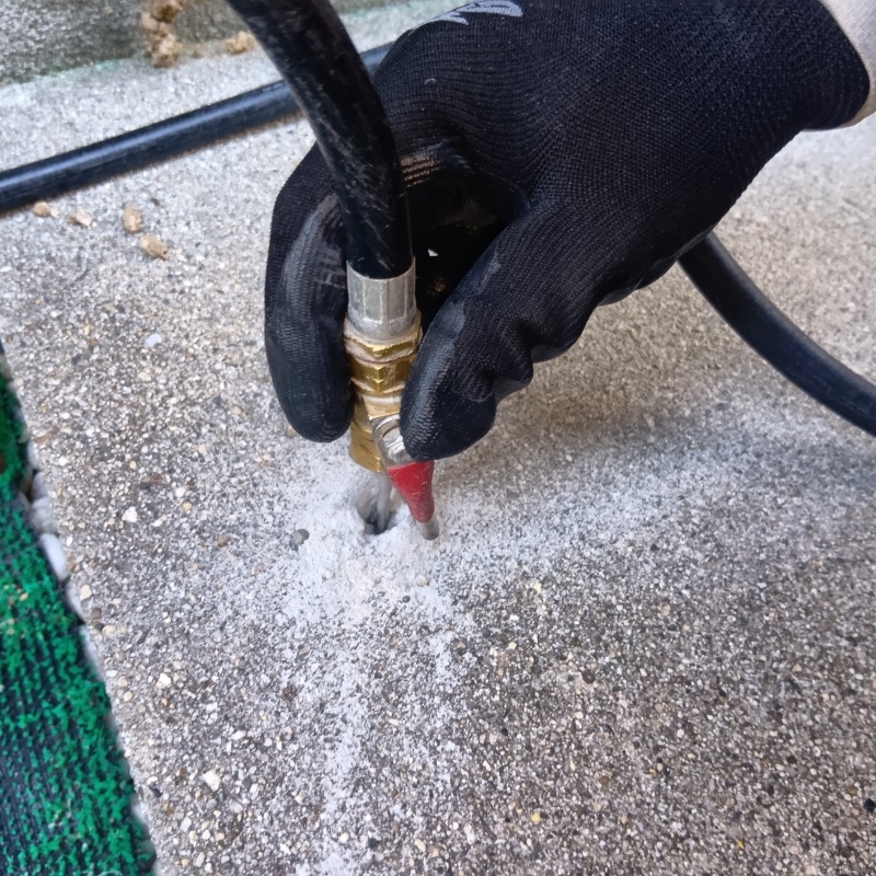 コンクリートに穴を開けて防蟻剤を注入