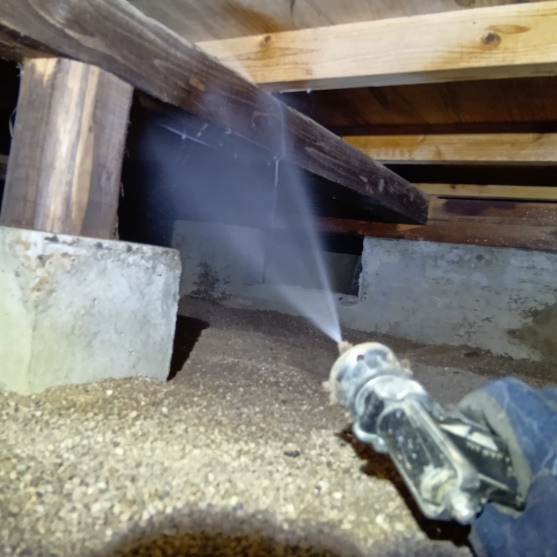 床下木材にシロアリ駆除剤を散布