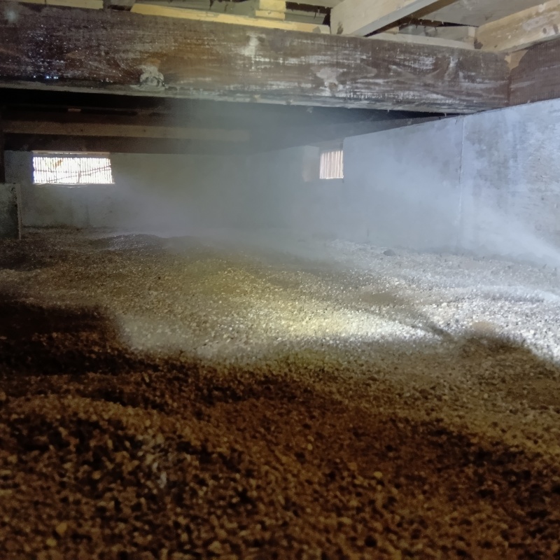 地面にシロアリ駆除剤を散布