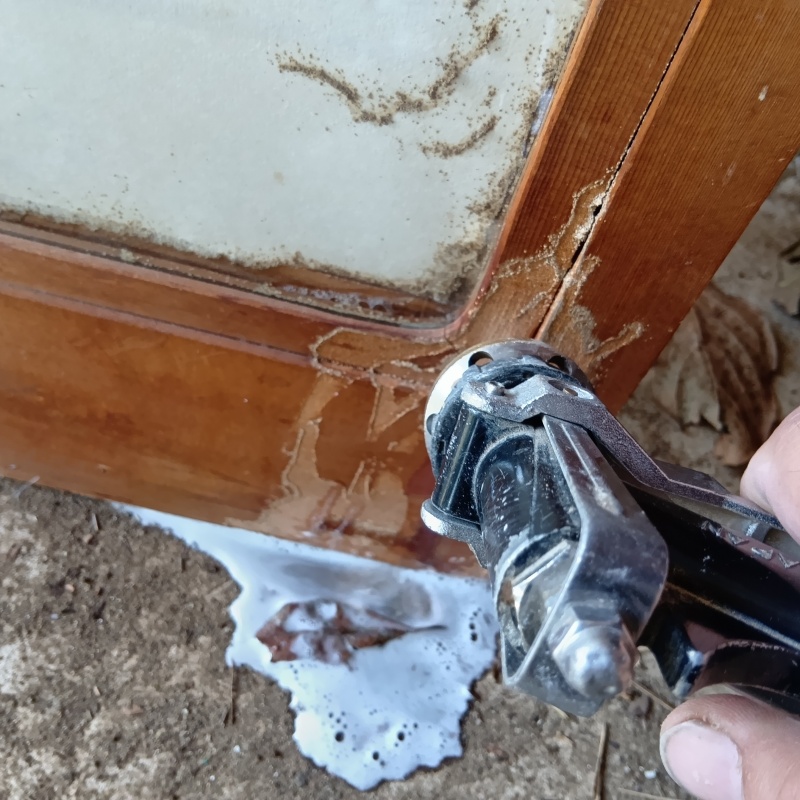 劣化していた木材に穴を開けてシロアリ駆除剤を注入