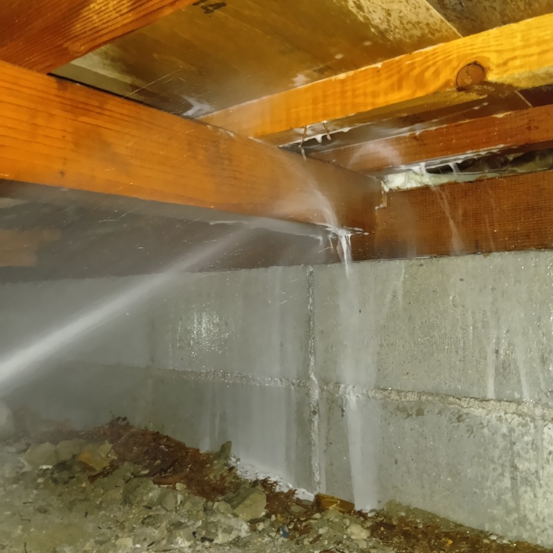 床下木材にシロアリ駆除剤を散布