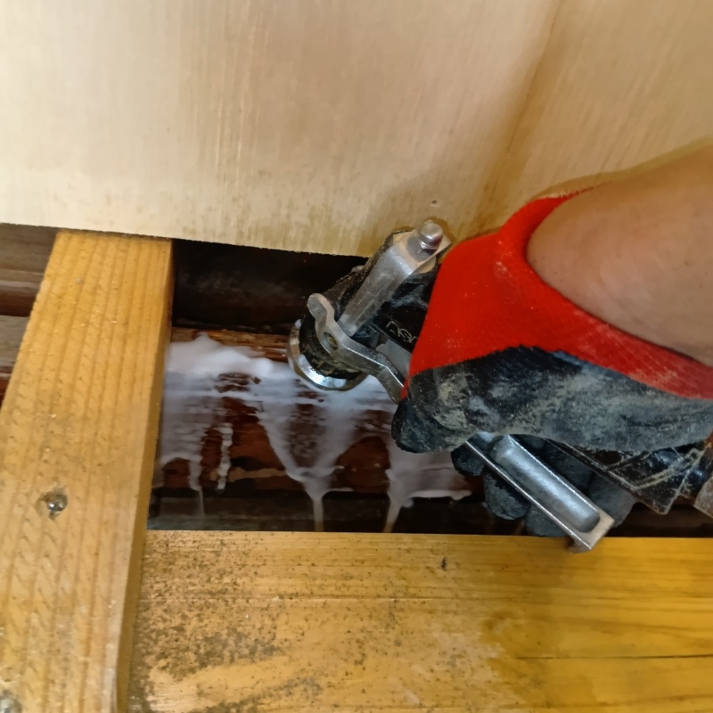 木材に穴を開けてシロアリ駆除剤を注入