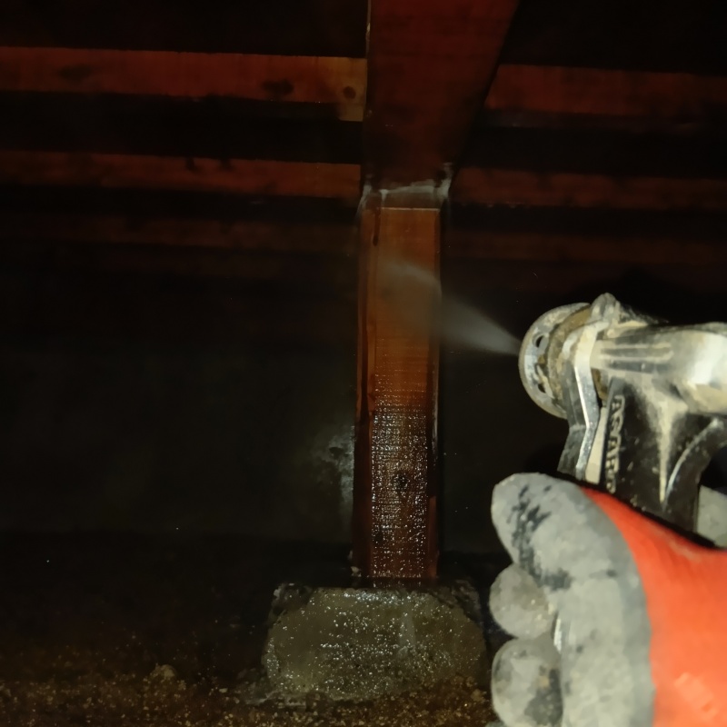 床下木材に防蟻剤を散布