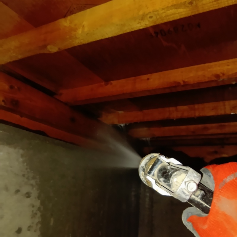 基礎に防蟻剤を吹きつける様子