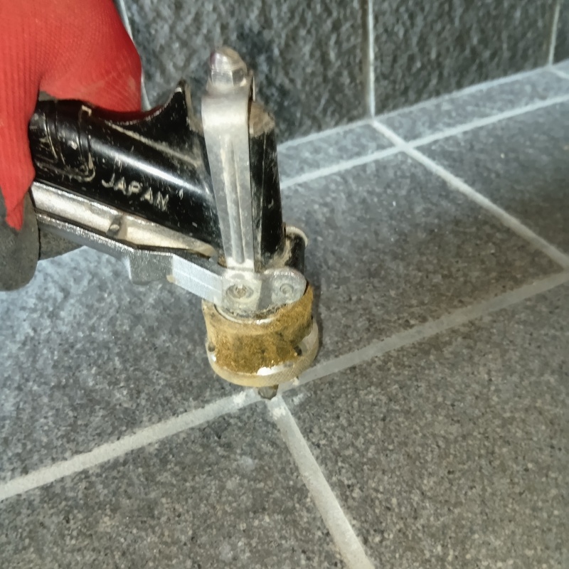 玄関床のタイルの目地から防蟻剤を注入