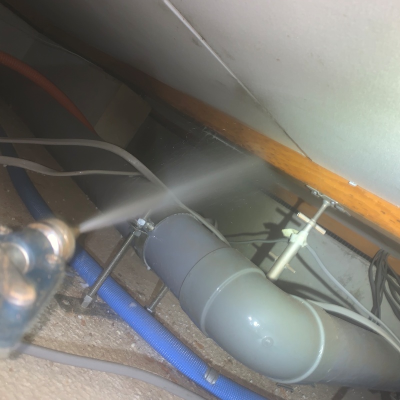 床下木材に防蟻剤を散布