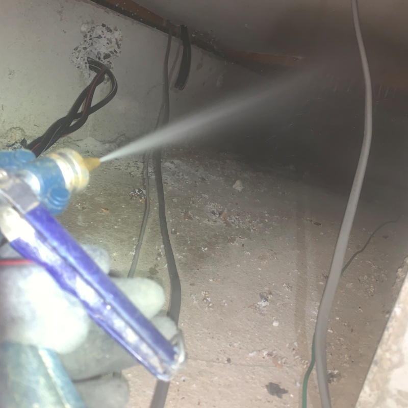 床下断熱材に防蟻剤を散布