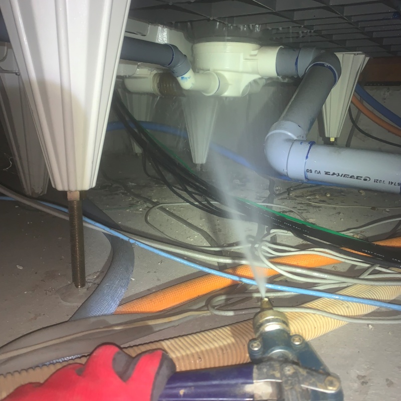 地面に防蟻剤を吹きつける様子