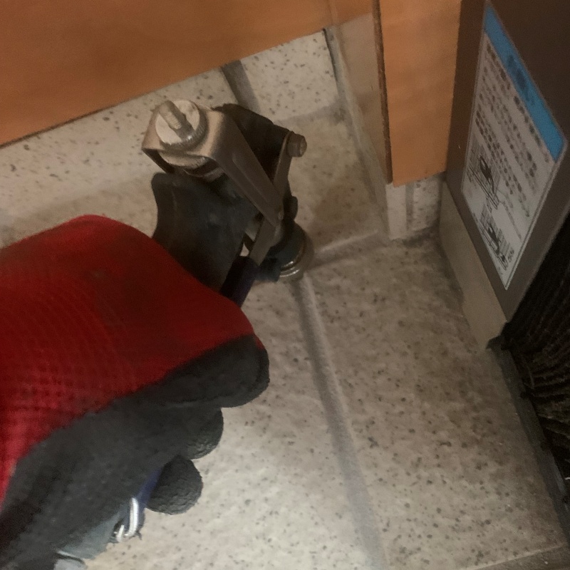 玄関床の目地から防蟻剤を注入