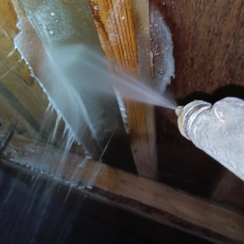 床下木材にシロアリ駆除剤を散布