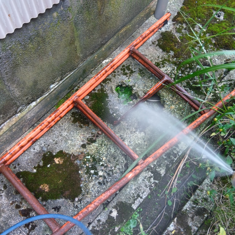 建物外周の土壌にシロアリ駆除剤を散布