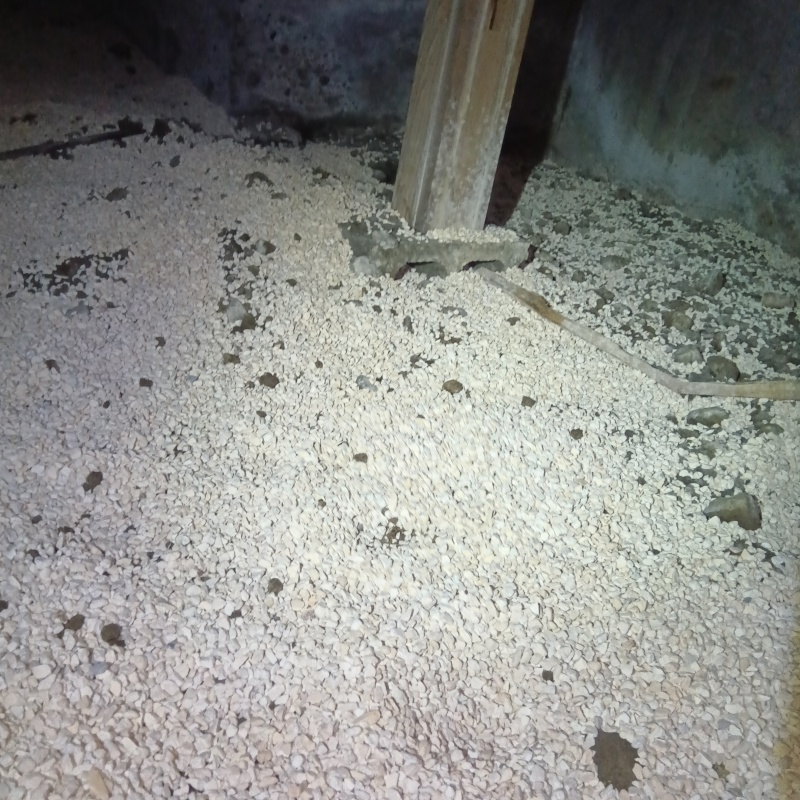 調湿剤で床下の環境を整えている様子