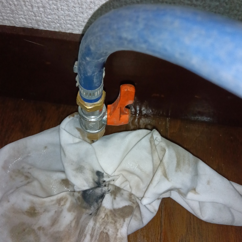 フリーリングに穴を開けてシロアリ駆除剤を注入