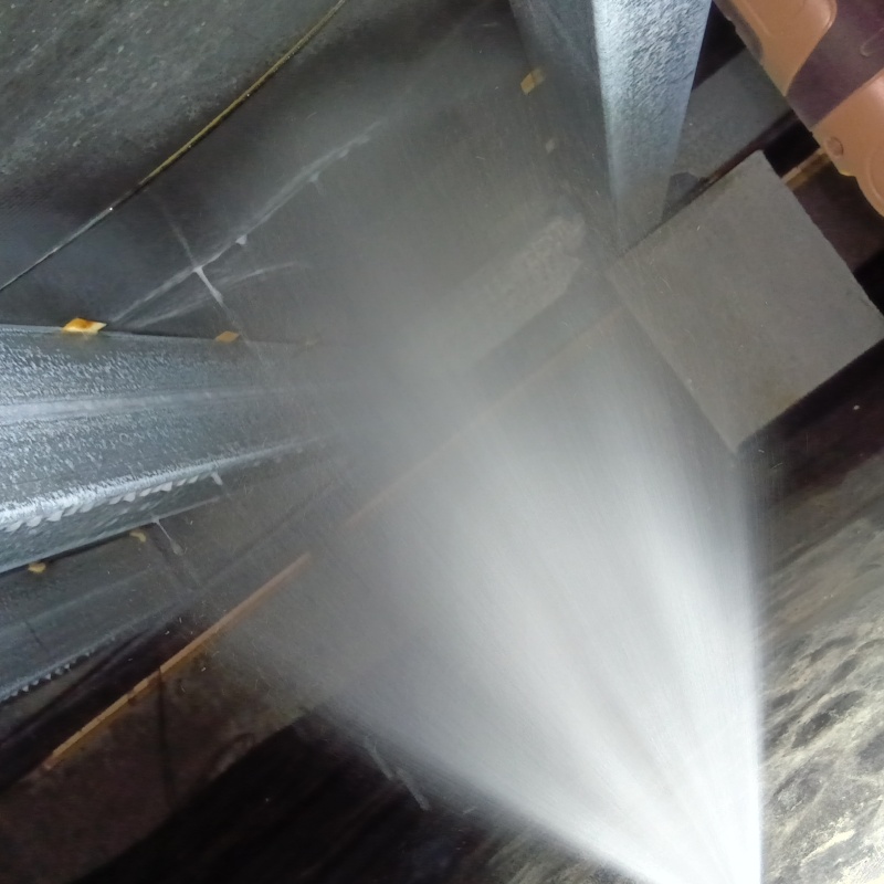 床下断熱材に防蟻剤を散布