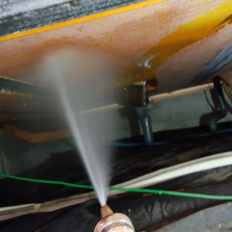 床下木材に防蟻剤を吹きつける様子