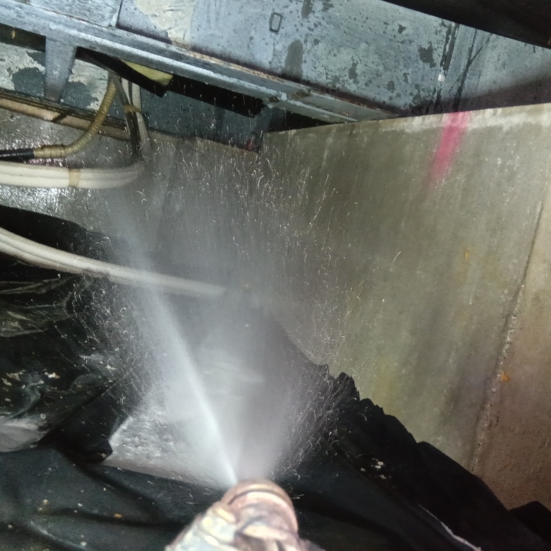 基礎に防蟻剤を散布