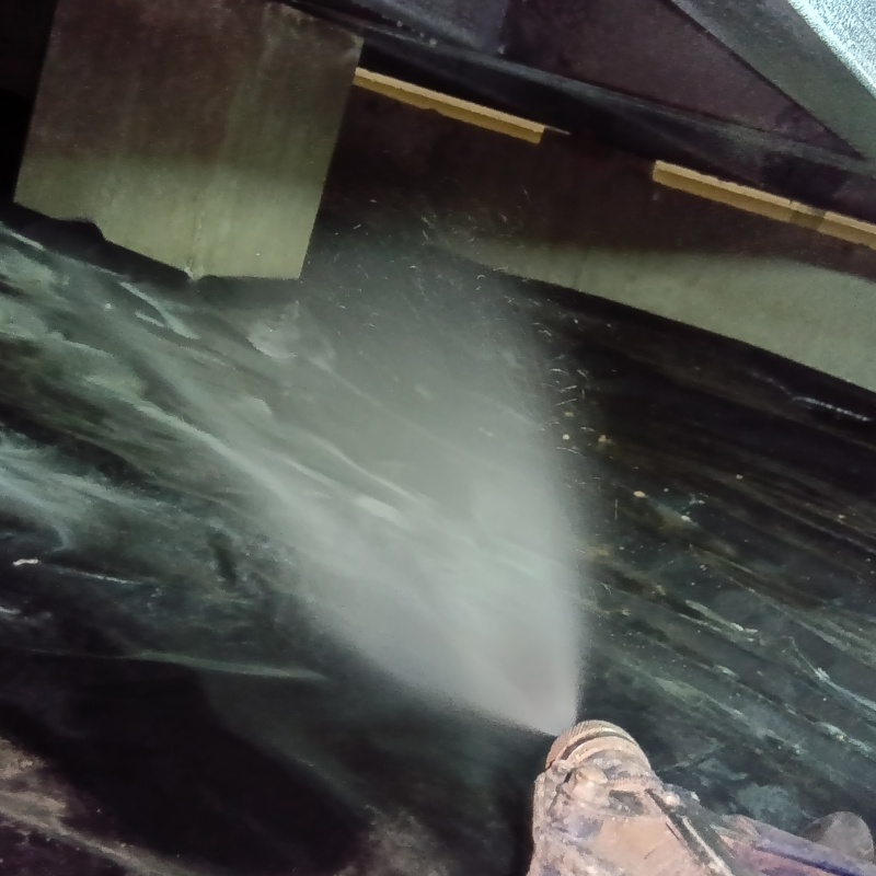 地面に防蟻剤を散布