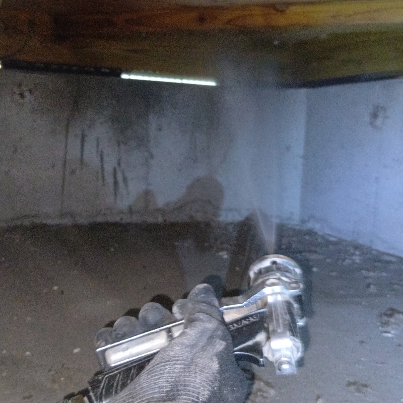 床下木材にシロアリ駆除剤を散布