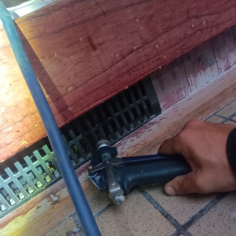 床下換気口まわりの土壌に防蟻剤を散布