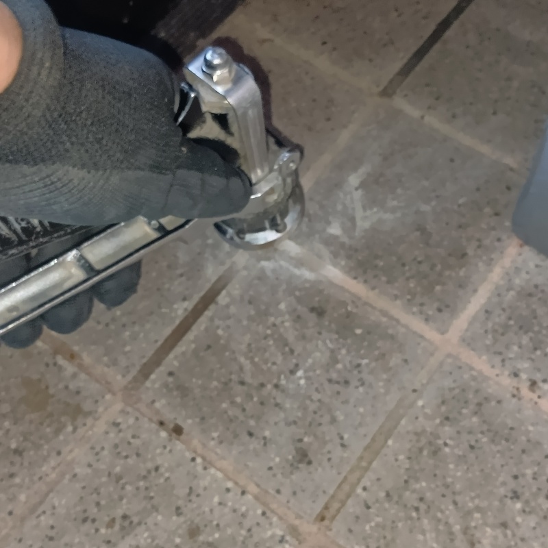 玄関床のタイルの目地から防蟻剤を注入