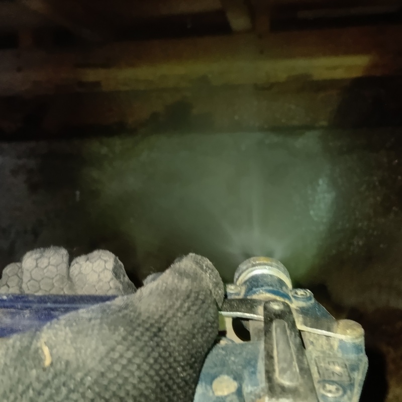 基礎にシロアリ駆除剤を吹きつける様子