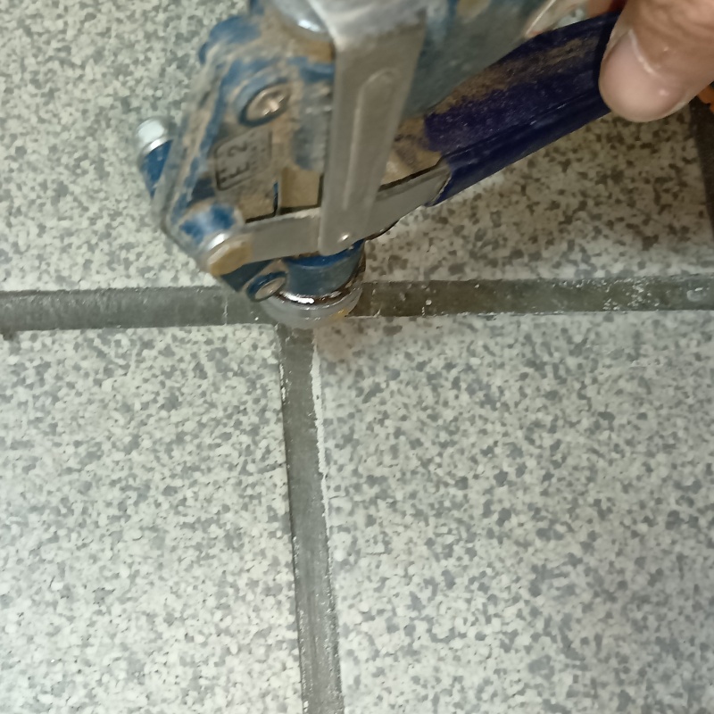 玄関床のタイルの目地からシロアリ駆除剤を注入