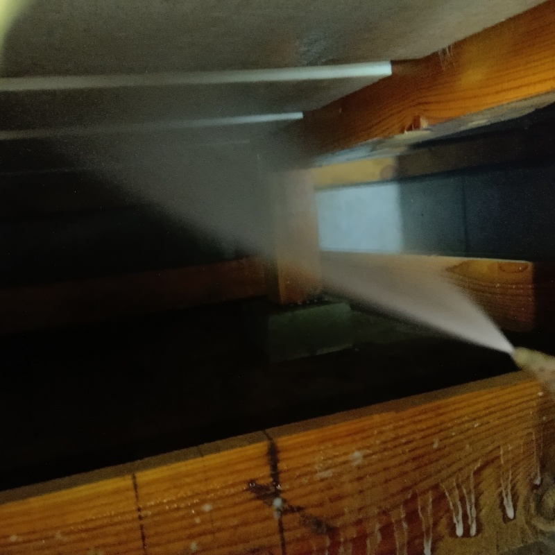 床下断熱材にシロアリ駆除剤を散布