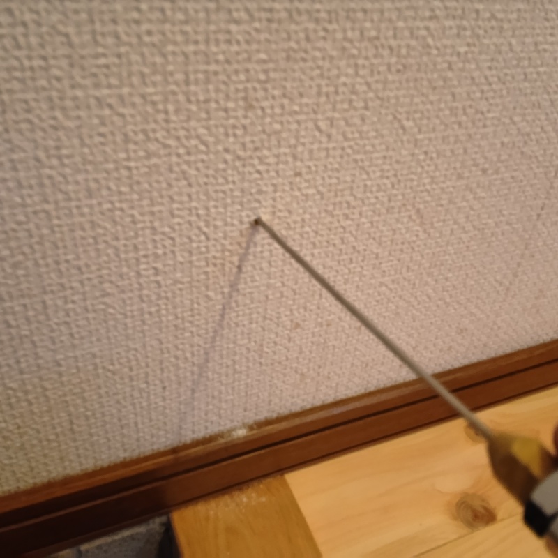 壁に穴を開けてシロアリ駆除剤を注入