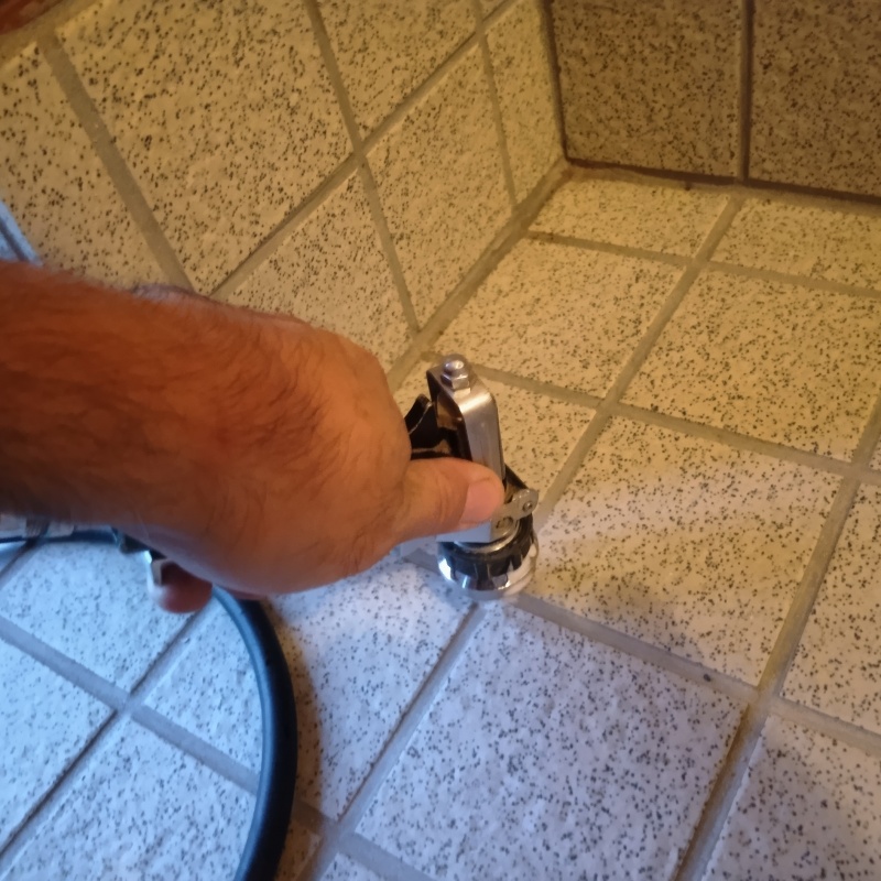 玄関床の目地からシロアリ駆除剤を注入