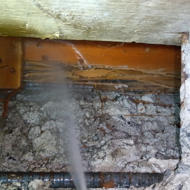 床下木材にシロアリ駆除剤を散布