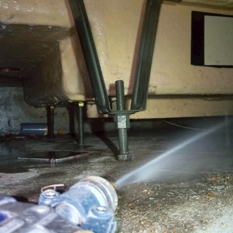 地面にシロアリ駆除剤を吹き付ける様子