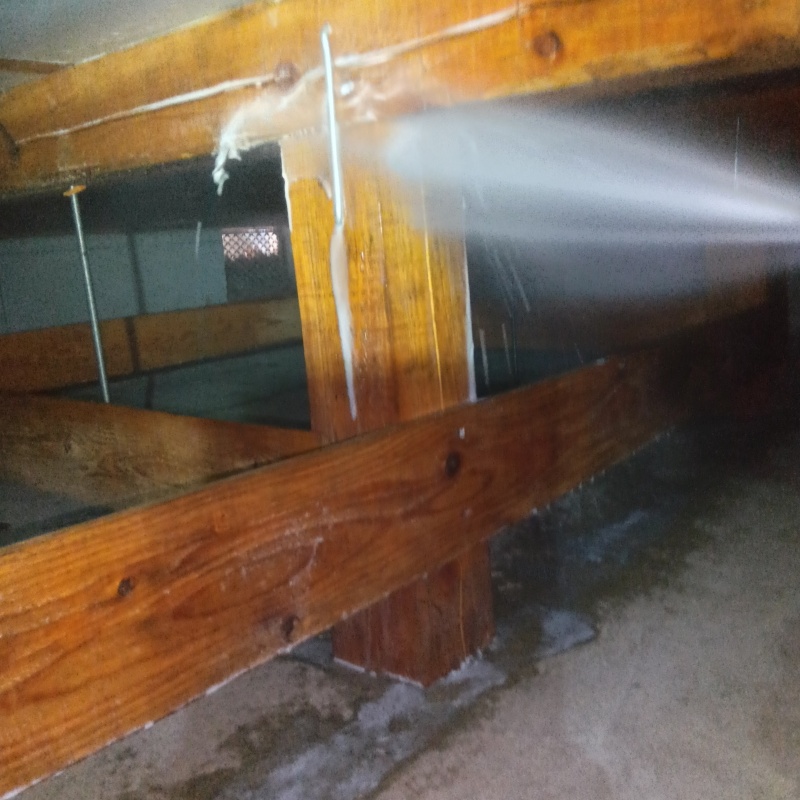 床下木材にシロアリ駆除剤を散布