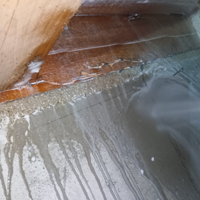 基礎にシロアリ駆除剤を散布