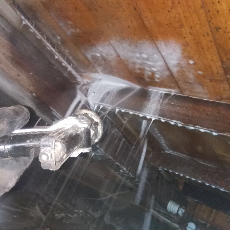 床下木材にシロアリ駆除剤を散布