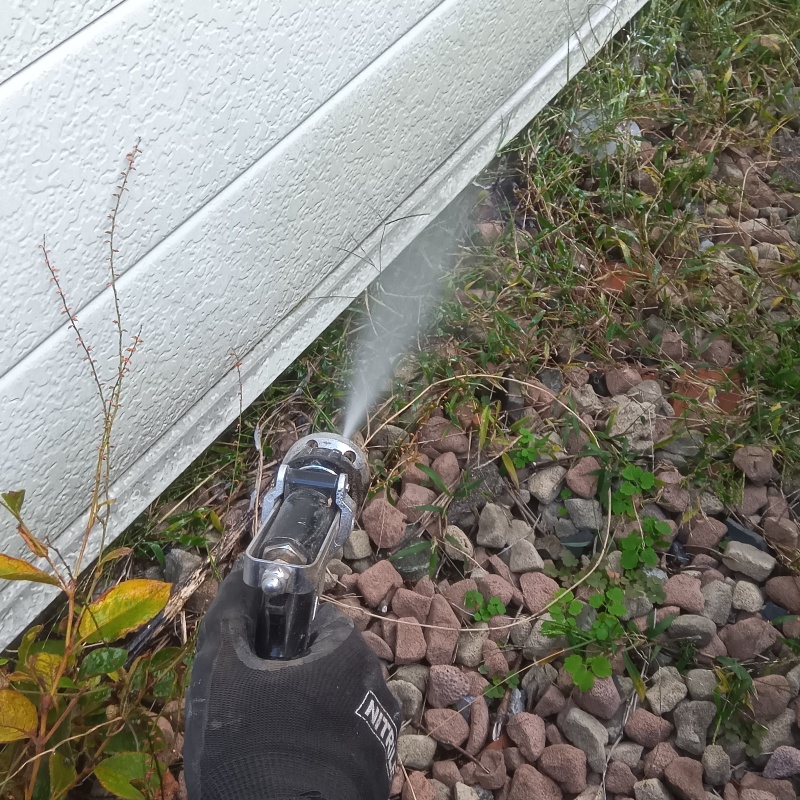 建物外周の土壌にシロアリ駆除剤を散布