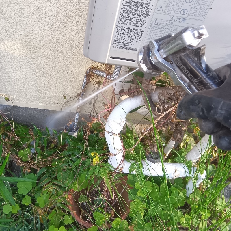 基礎まわりにシロアリ駆除剤を散布する様子