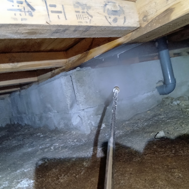 基礎にシロアリ駆除剤を吹き付ける様子