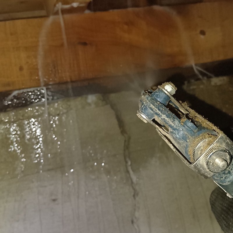 床下木材にシロアリ駆除剤を散布