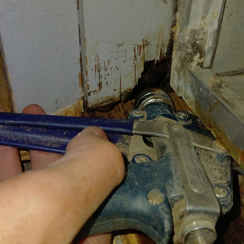 傷んだ木材にシロアリ駆除剤を散布