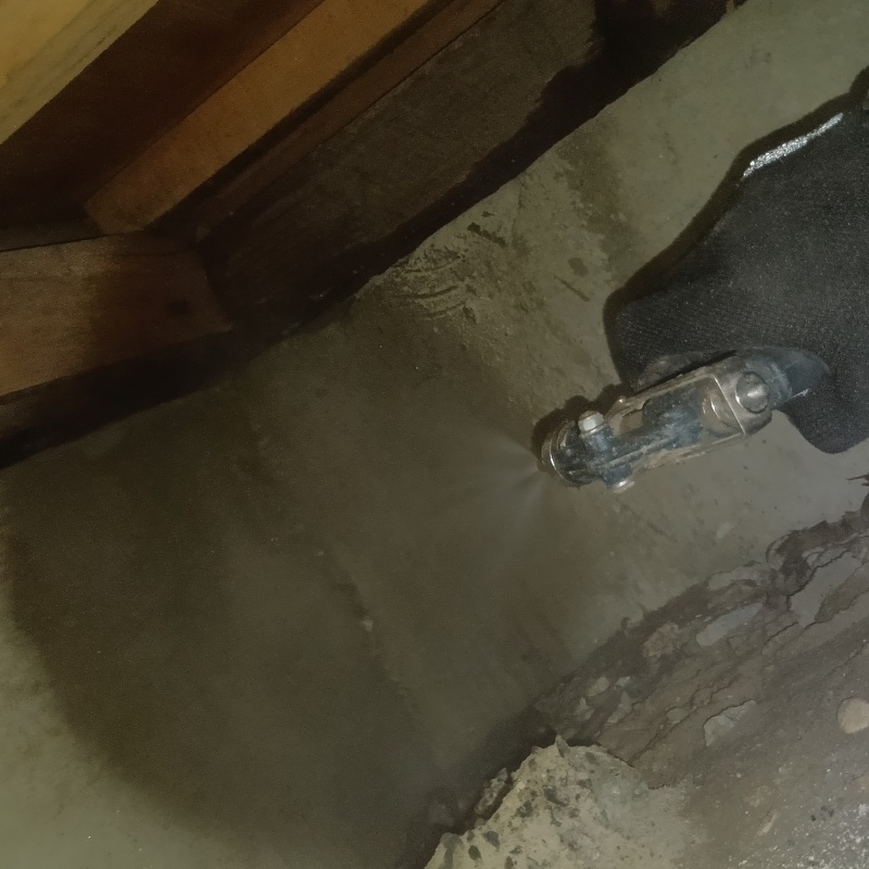 基礎にシロアリ駆除剤を吹き付ける様子