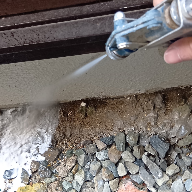 建物外周の土壌にシロアリ駆除剤を散布