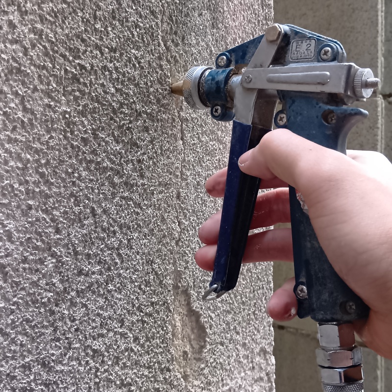 コンクリートに穴を開けてシロアリ駆除剤を注入