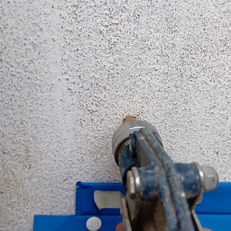 コンクリートにシロアリ駆除剤を注入する様子