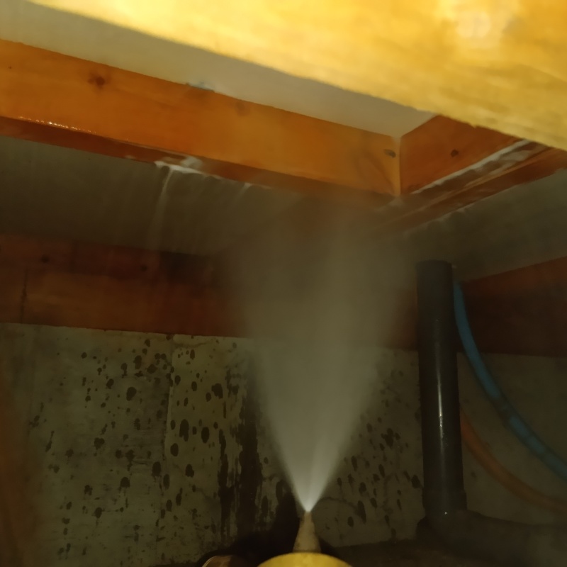 床下木材にシロアリ駆除剤を散布