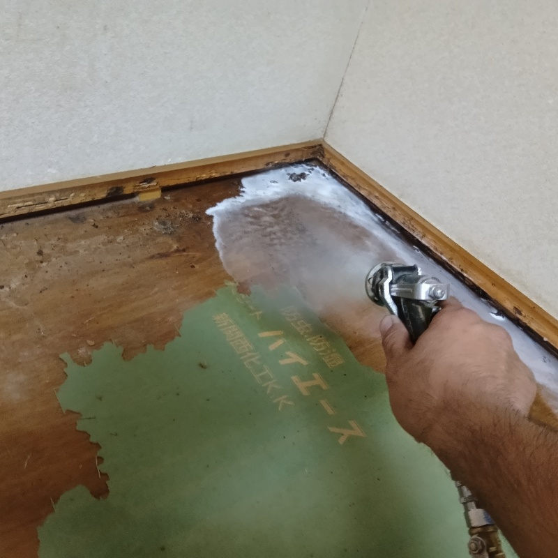 床材にシロアリ駆除剤を散布する様子