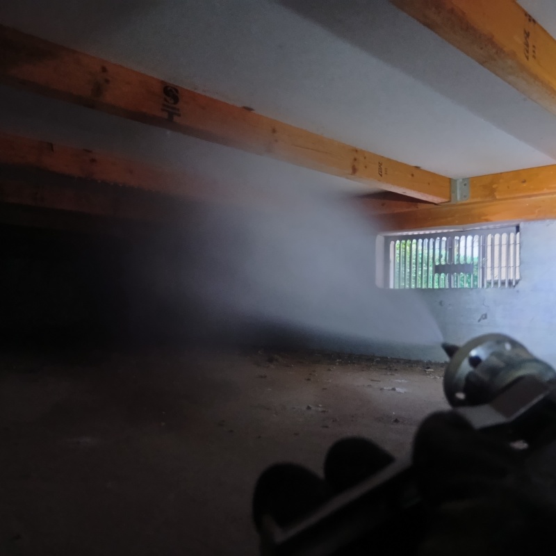 地面にシロアリ駆除剤を吹き付ける様子