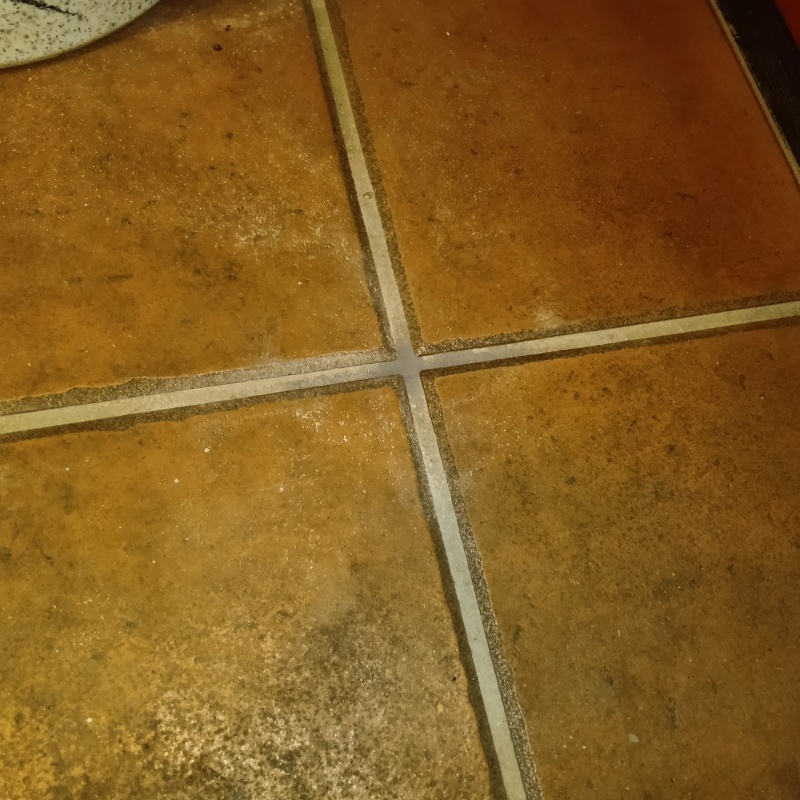 開けた穴をきれいに補修