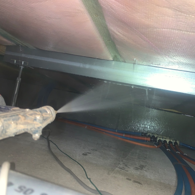 床下断熱材に防蟻剤を散布